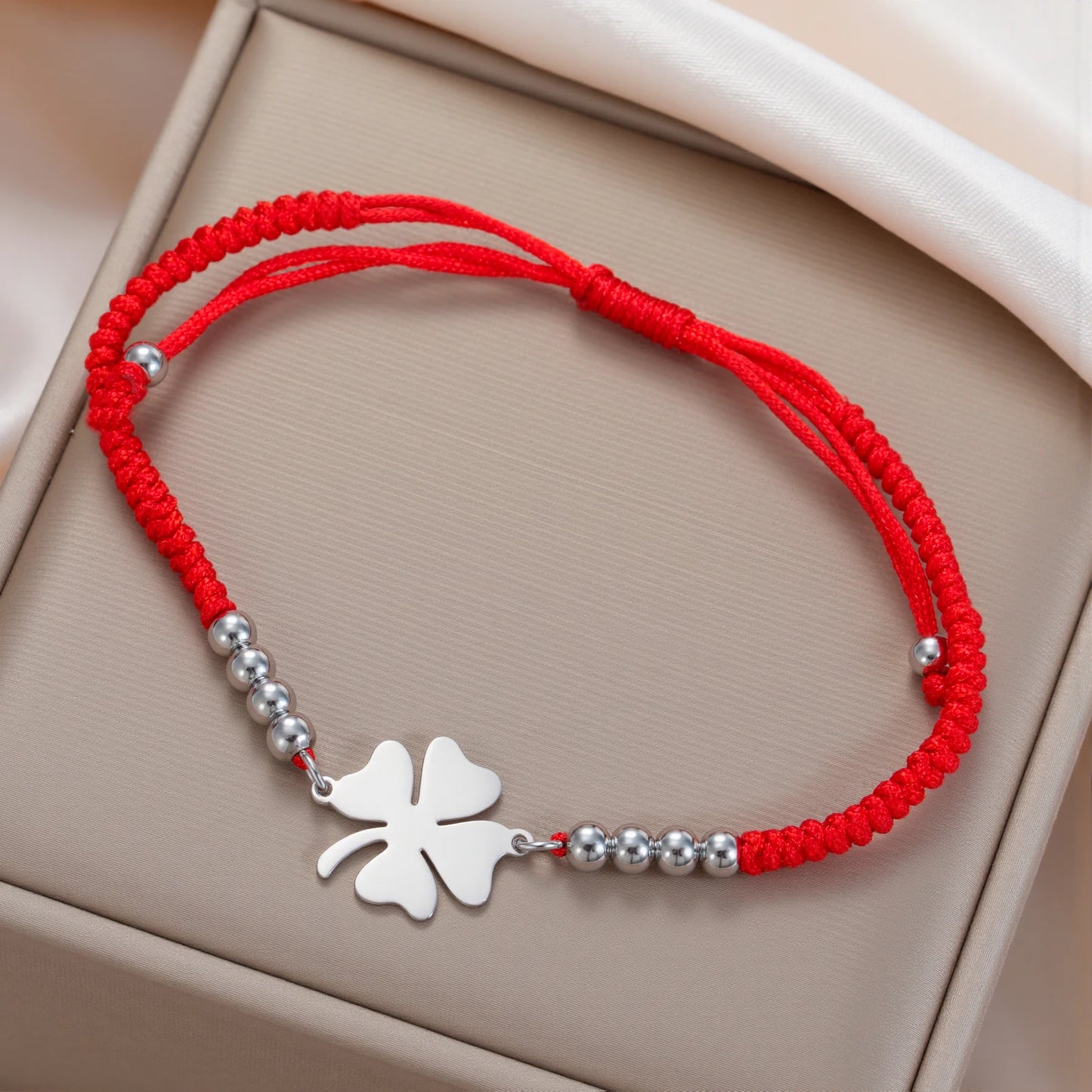 Bransoletka z na rzemyku z czterolistną koniczyną