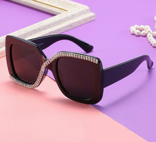 Duże okulary z ozdobną aplikacją