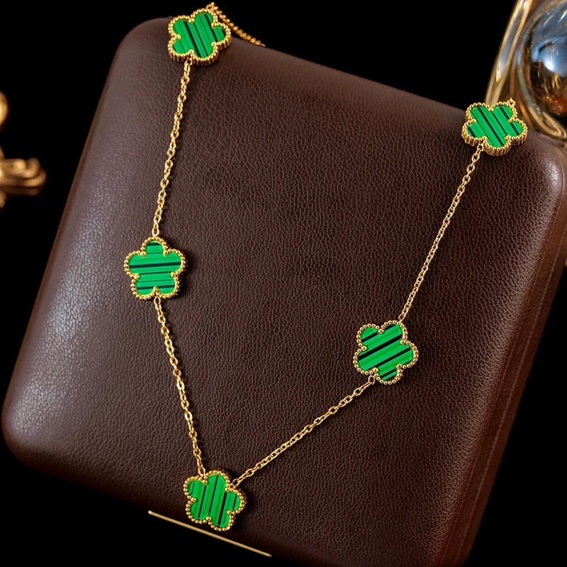 Elegancki naszyjnik z kwiatkami