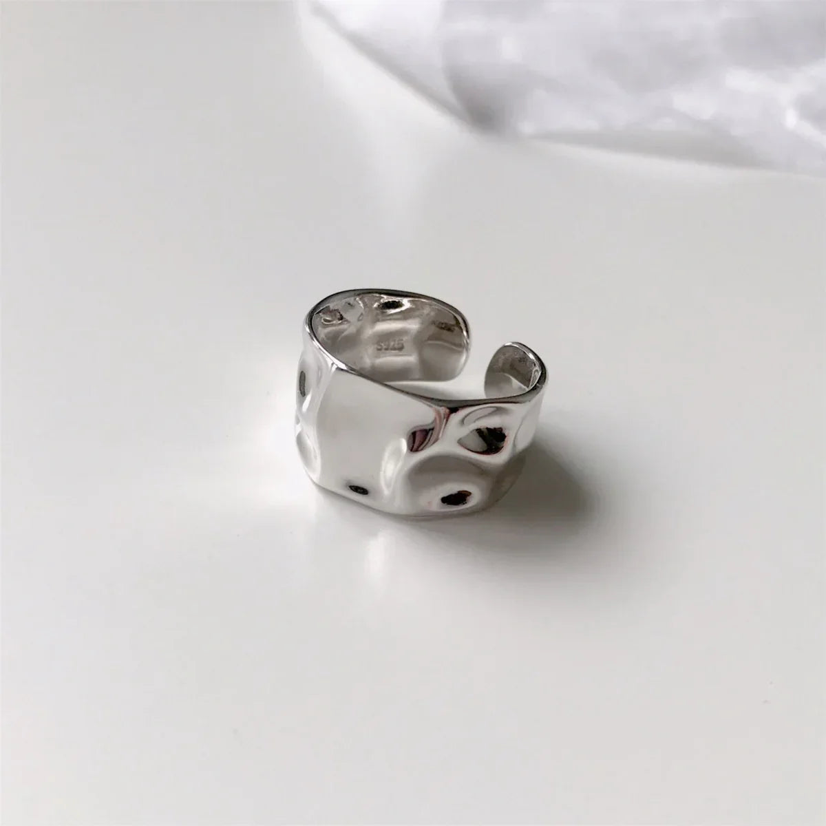 Minimalistyczny pierścionek z efektem tłoczenia