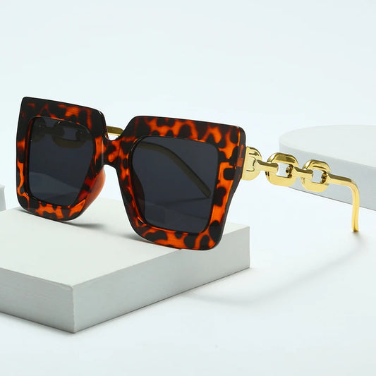 Okulary przeciwsłoneczne z ozdobnymi zausznikami