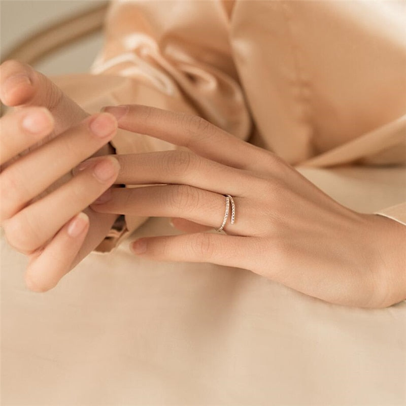 Otwarty pierścionek z cyrkoniami