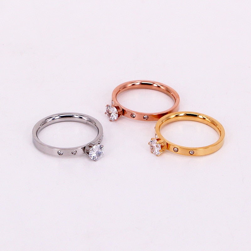 Pierścionek z oczkiem i cyrkoniami