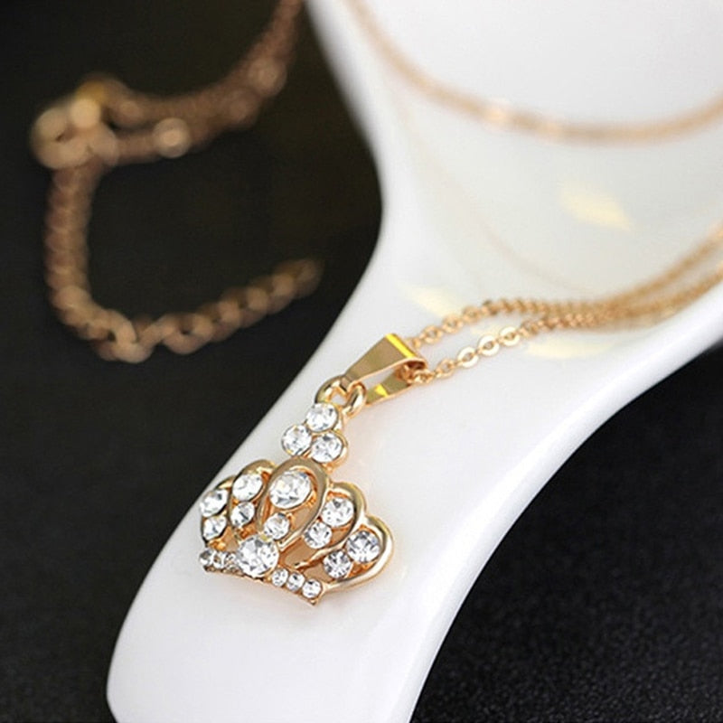 Komplet biżuterii z motywem korony