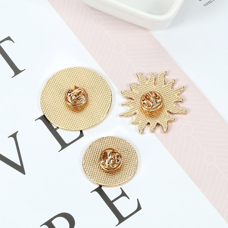 Przypinki z astrologicznym motywem