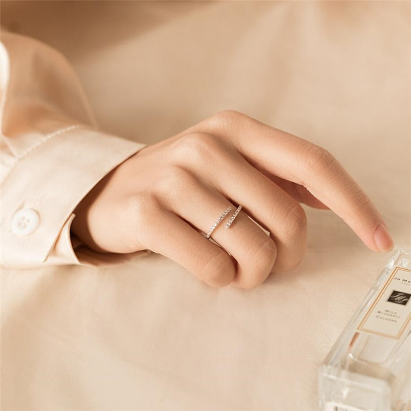 Otwarty pierścionek z cyrkoniami