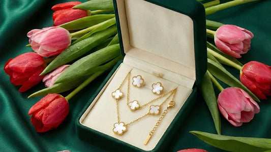 Biżuteria na wiosnę – jakie dodatki wybierać do lekkich stylizacji?