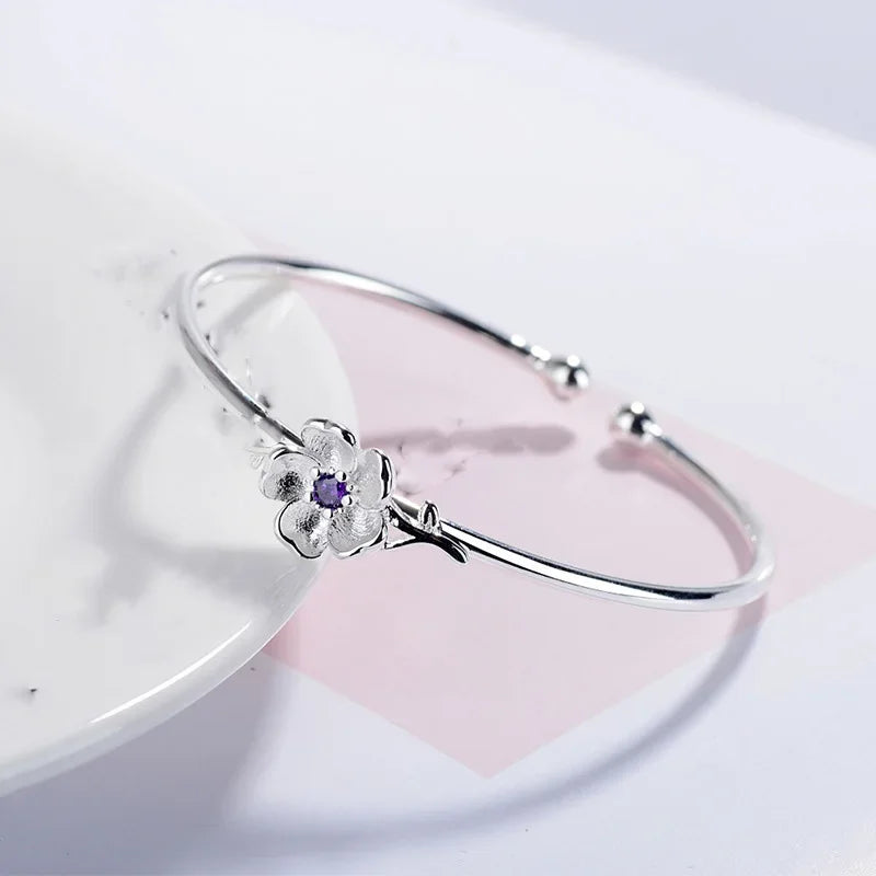 Otwarta bransoletka z ozdobnym kwiatem