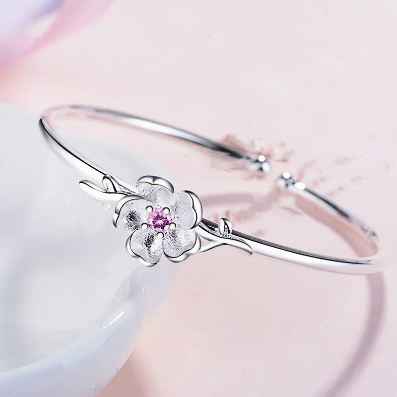 Otwarta bransoletka z ozdobnym kwiatem