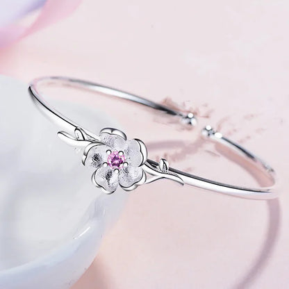 Otwarta bransoletka z ozdobnym kwiatem