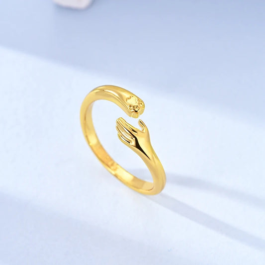 Pierścionek z motywem dłoni i łapki