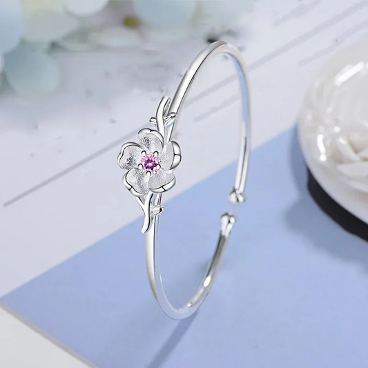 Otwarta bransoletka z ozdobnym kwiatem