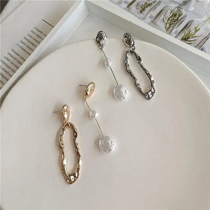 Wiszące geometryczne kolczyki z motywem perły