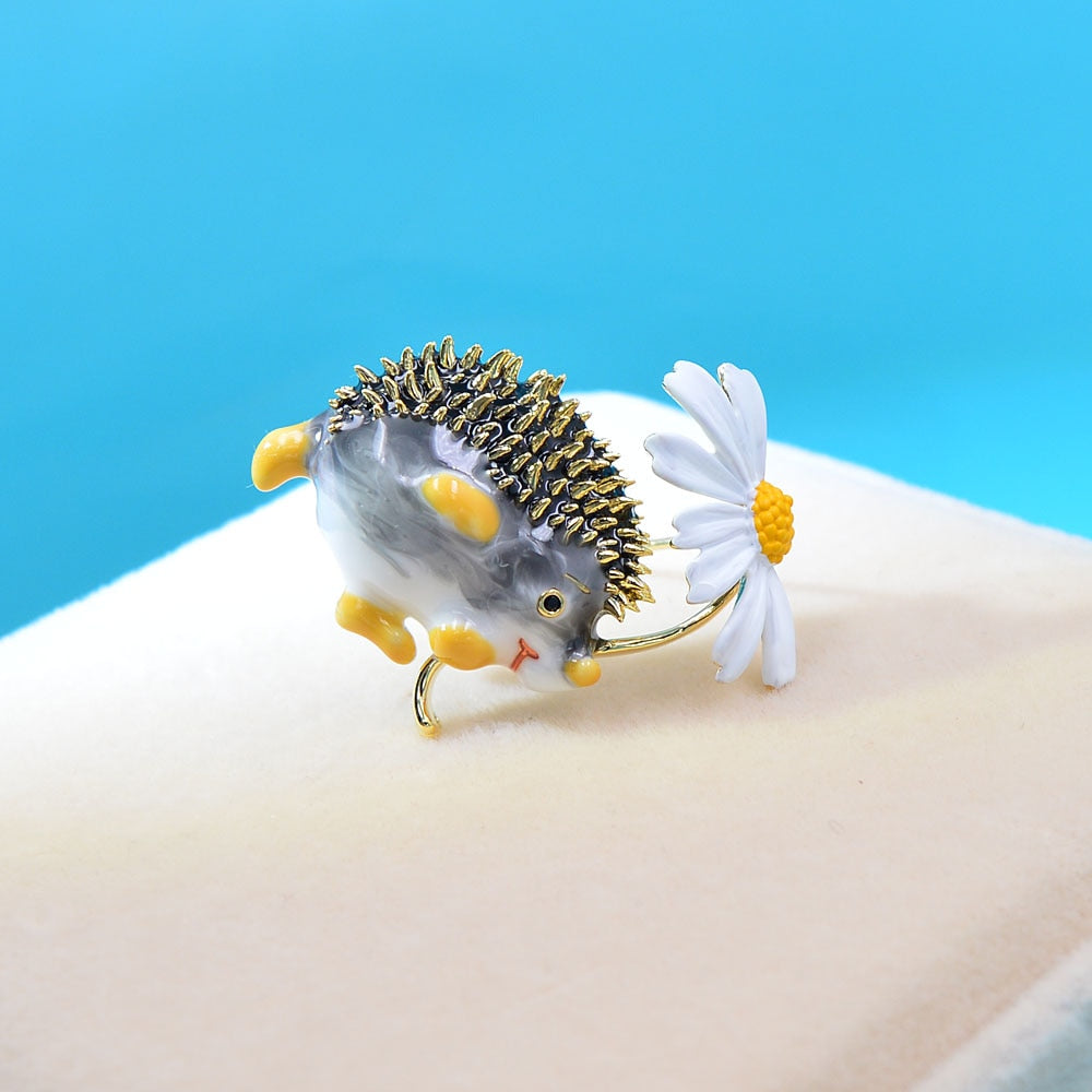 Przypinka - jeżyk z kwiatkiem