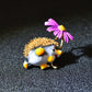Przypinka - jeżyk z kwiatkiem