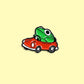 Przypinka - żabka w samochodzie