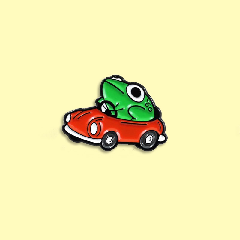 Przypinka - żabka w samochodzie