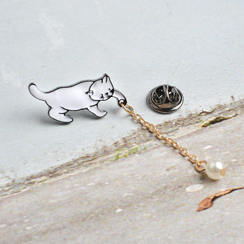 Przypinka z łańcuszkiem - kotek z perełką
